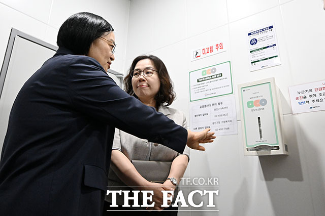 한성숙 국무총리가 ‘모두의 생리대’ 시범 사업 시설 점검에 앞서 인사말을 하고 있다.