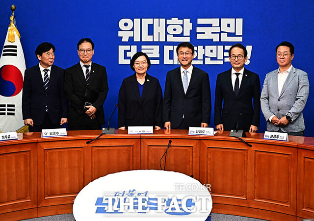 한병도 더불어민주당 대표 직무대행 겸 원내대표가 10일 오전 서울 여의도 국회에서 한성숙 신임 국무총리(왼쪽)를 접견하며 기념사진 촬영을 하고 있다. /국회=배정한 기자