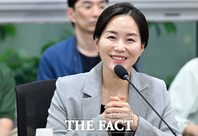 김건 국민의힘 의원(왼쪽 다섯 번째)이 10일 오후 서울 여의도 국회 의원회관에서 열린 'K-스타트업을 세계 무대로 : 경제외교로 여는 잠재 기업의 글로벌 성장 전략' 정책 토론회에 참석해 김재원 코리아스타트업포럼(코스포) 의장에게 정책제안서를 전달받고 있다. /국회=남용희 기자