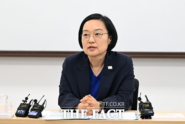 한성숙 국무총리가 ‘모두의 생리대’ 시범 사업 시설 점검에 앞서 인사말을 하고 있다.