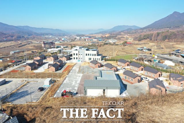 전남광주시 곡성군의 삼기중학교가 폐교된 지 21년 만에 사람 냄새 나는 공간으로 재탄생했다. 첫 입주자는 한국동서발전이다. 삼기러스틱타운 전경. /곡성군