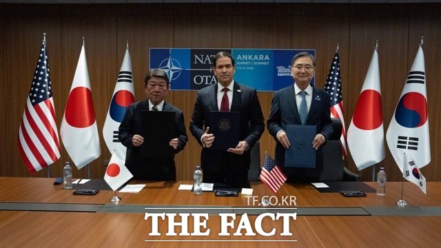 한국과 미국, 일본 3국이 7일(현지시간) 인도·태평양 지역 국가에 소형모듈원자로(SMR)를 도입하기 위한 협력각서(MOC)를 체결했다. 사진은 조현 외교부 장관(오른쪽부터), 마코 루비오 국무장관, 모테기 도시미쓰 일본 외무상. /외교부