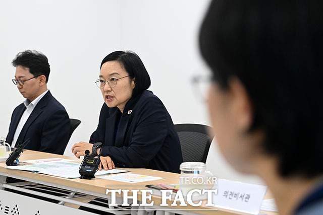 한성숙 국무총리가 ‘모두의 생리대’ 시범 사업 시설 점검에 앞서 인사말을 하고 있다.