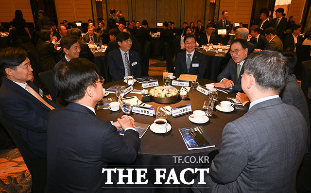 이억원 금융위원장(왼쪽)과 조용병 전국은행연합회장이 ‘정보보호의 날 기념 행사’에서 대화를 나누고 있다.