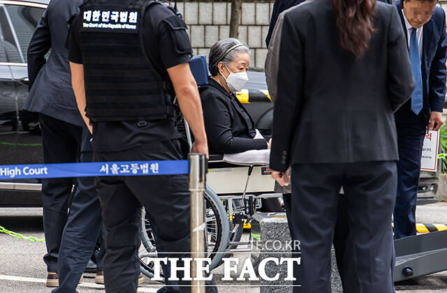 '정교유착' 혐의로 기소된 한학자 통일교 총재가 10일 오전 서울 서초구 서울중앙지방법원에서 열린 결심 공판에 출석하고 있다. /박헌우 기자
