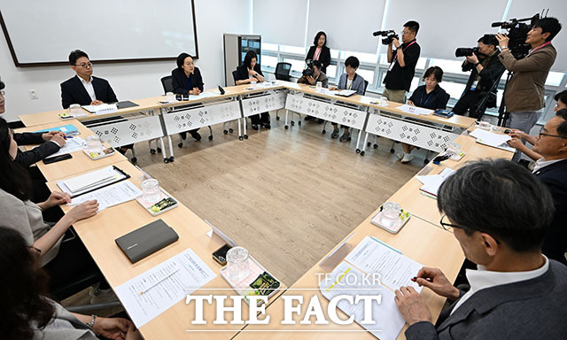 한성숙 국무총리가 ‘모두의 생리대’ 시범 사업 시설 점검에 앞서 인사말을 하고 있다.