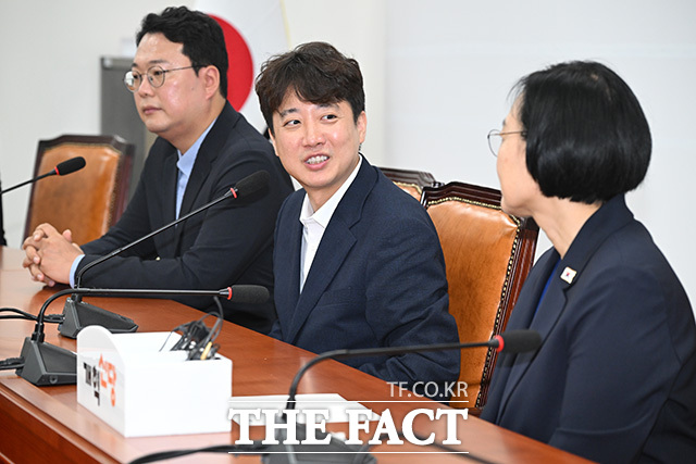 국회 찾아 개혁신당 만난 한성숙 국무총리(오른쪽).