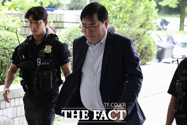 유동규 전 성남도시개발공사 기획본부장(왼쪽)과 남욱 변호사가 10일 오전 서울 서초구 서울고등법원에서 열린 대장동 개발 특혜 혐의 공판에 출석하고 있다. /박헌우 기자