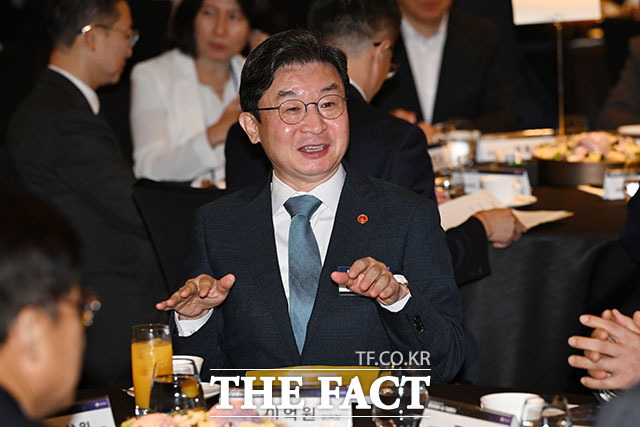 이억원 금융위원장(왼쪽)과 조용병 전국은행연합회장이 ‘정보보호의 날 기념 행사’에서 대화를 나누고 있다.