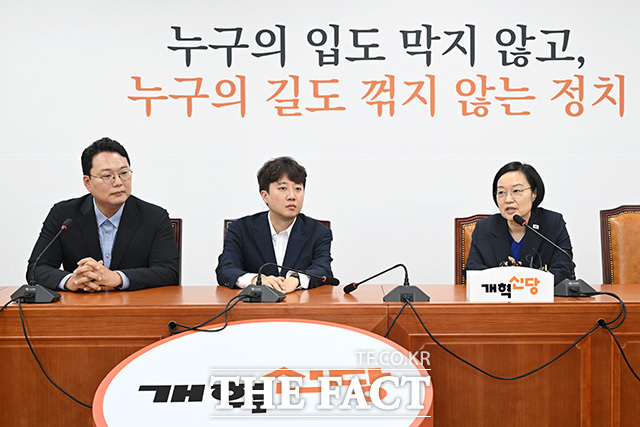 국회 찾아 개혁신당 만난 한성숙 국무총리(오른쪽).