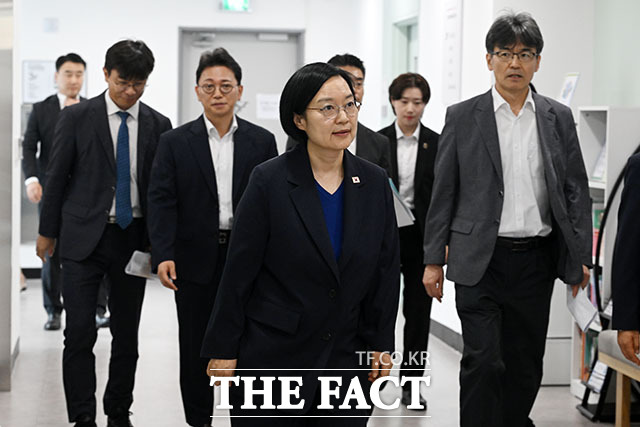 한성숙 국무총리가 ‘모두의 생리대’ 시범 사업 시설 점검에 앞서 인사말을 하고 있다.