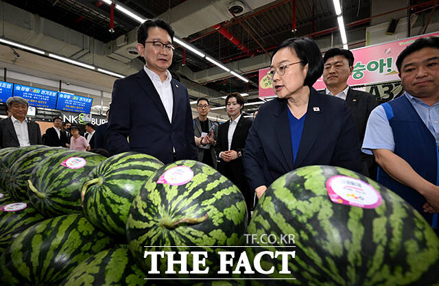 물가 현장점검에 나선 한성숙 국무총리(오른쪽)가 10일 오후 서울 도봉구 하나로마트 창동점을 찾아 남재현 해양수산부 차관과 함께 매장을 둘러보고 있다./박상민 기자