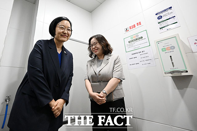 한성숙 국무총리가 ‘모두의 생리대’ 시범 사업 시설 점검에 앞서 인사말을 하고 있다.