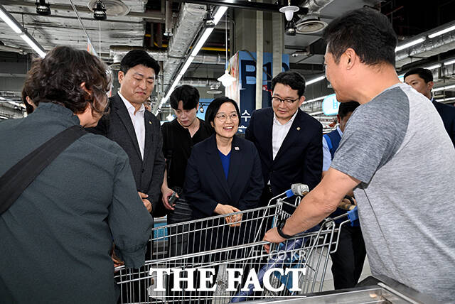 물가 현장점검에 나선 한성숙 국무총리(오른쪽)가 10일 오후 서울 도봉구 하나로마트 창동점을 찾아 남재현 해양수산부 차관과 함께 매장을 둘러보고 있다./박상민 기자