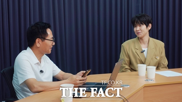 장한별은 9일 오후 서울 상암동 더팩트 스튜디오에서 약 40분 동안 진행된 실시간 라이브 인터뷰에서, 방송에서는 미처 다 하지 못했던 이야기까지 허심탄회하게 밝혀 팬들로부터 뜨거운 공감을 얻었다. /이상빈 기자