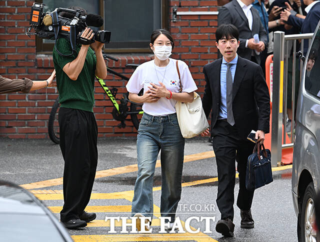 올림픽공원 핸드볼경기장 개표소 봉쇄 시위 중 체육단체의 경기장 진입을 막은 30대 여성 A 씨(가운데)가 10일 오후 서울 송파구 송파경찰서에 업무방해 혐의로 출석하고 있다. /박헌우 기자