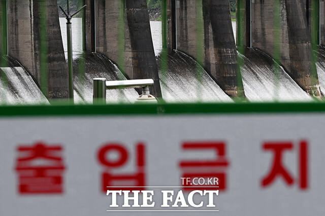 전국이 장마전선의 영향권이 든 8일 오후 충북 괴산 괴산댐이 수문을 열고 방류하고 있다. /괴산=김성렬 기자
