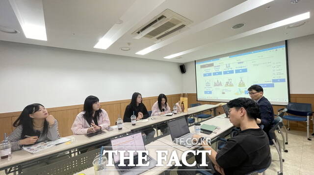 백석대학교 '연합 코딩융합 교육 콘텐츠 개발' 현장에서 학생과 교수들이 협업하며 교육 콘텐츠를 제작하고 있다. /백석대학교
