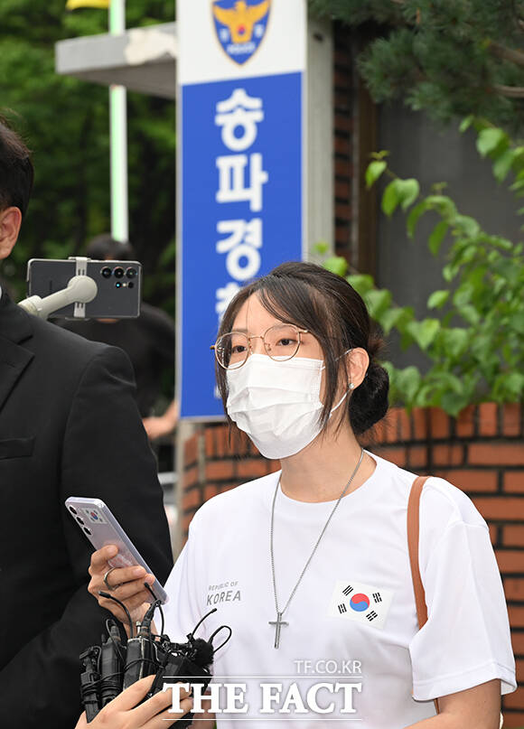 올림픽공원 핸드볼경기장 개표소 봉쇄 시위 중 체육단체의 경기장 진입을 막은 30대 여성 A 씨(가운데)가 10일 오후 서울 송파구 송파경찰서에 업무방해 혐의로 출석하고 있다. /박헌우 기자