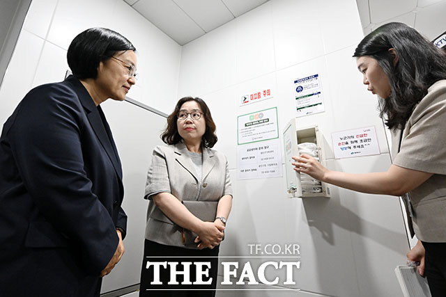 한성숙 국무총리(왼쪽)가 10일 오후 서울 광진구 구의2동주민센터 및 가족센터에서 ‘모두의 생리대’ 시범 사업 현장 점검을 하고 있다. /서예원 기자