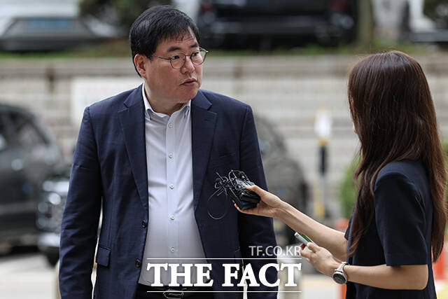 유동규 전 성남도시개발공사 기획본부장(왼쪽)과 남욱 변호사가 10일 오전 서울 서초구 서울고등법원에서 열린 대장동 개발 특혜 혐의 공판에 출석하고 있다. /박헌우 기자