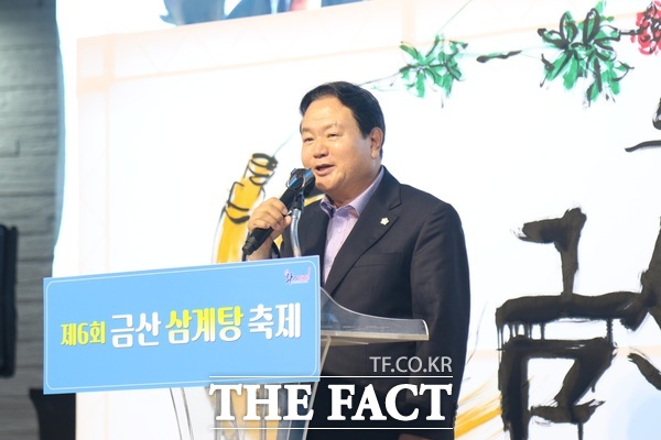제6회 금산삼계탕축제가 10일 금산세계인삼엑스포광장 일원에서 개최된 가운데 전연석 금산군의회의장이 개회사를 하고 있는 모습. /정예준 기자