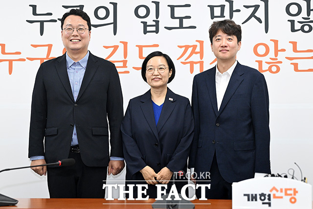 천하람 개혁신당 원내대표와 한성숙 국무총리, 이준석 개혁신당 대표(왼쪽부터)가 10일 오전 서울 여의도 국회에서 만나 기념촬영을 하고 있다. /국회=남용희 기자