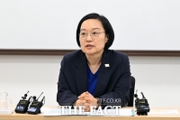  '모두의 생리대' 시범 사업 현장 방문한 한성숙 총리 [포토]