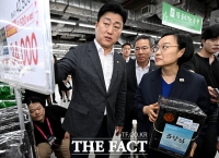  장바구니 물가 살피는 한성숙 국무총리 [TF사진관]