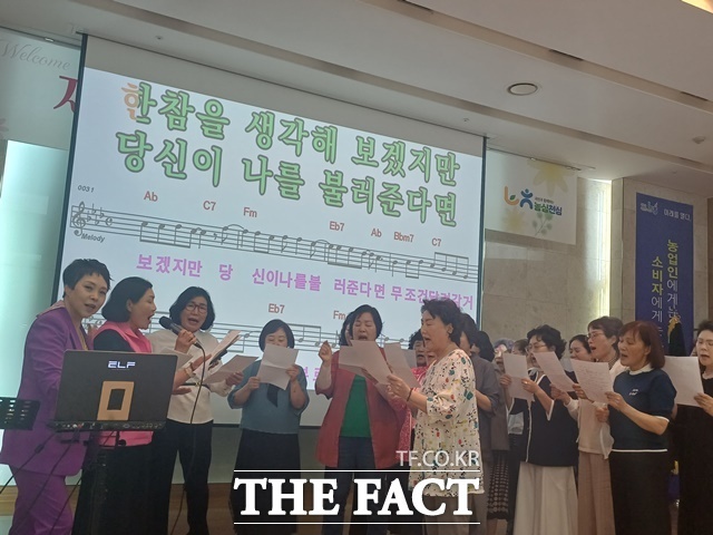 한때는 중장년층 취미활동 정도로 여겨졌던 가요교실이 이제는 신곡 홍보의 핵심 통로가 됐다. 노래를 직접 배우고 반복해서 부르며 입소문이 퍼지는 구조는 과거 라디오가 했던 역할의 일부를 대신하고 있다. 사진은 노래강사 박미현(사진 맨 왼쪽)의 노래교실. /더팩트 DB