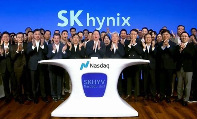 SK하이닉스 미국주식예탁증서(ADR)는 10일(현지시간) 공모가 149달러보다 높은 170달러로 거래를 시작해 168.49달러로 첫날 거래를 마쳤다. /SK하이닉스