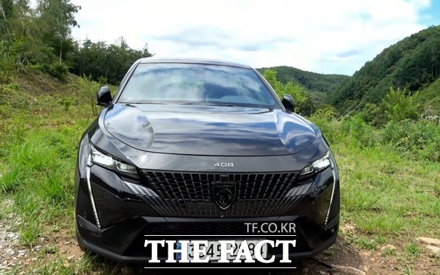 408 GT 스마트 하이브리드는 세단과 SUV 사이 어딘가에 서 있다. 1500mm의 차량 높이는 현대 쏘나타, 그랜저와 벤츠 E클래스와 거의 유사한 수준으로 세단의 느낌을 준다. 하지만 4700mm의 길이와 현대 넥쏘, 폭스바겐 티구안과 동일한 2790mm의 휠베이스는 확연한 SUV의 분위기를 갖고 있다. /충북=오승혁 기자
