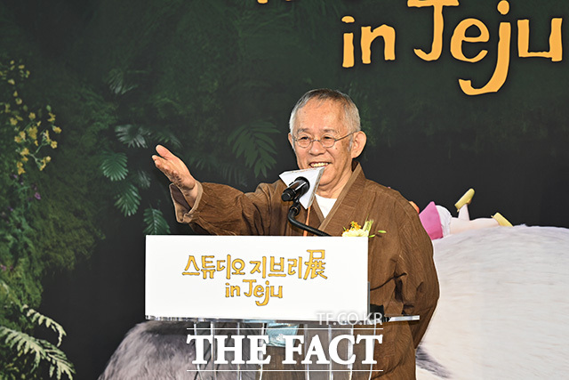 스즈키 토시오 스튜디오 지브리 프로듀서가 축사를 하고 있다.