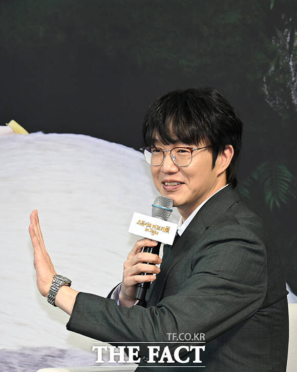 가수 성시경이 스즈키 토시오 스튜디오 지브리 프로듀서와 대담을 하고 있다.