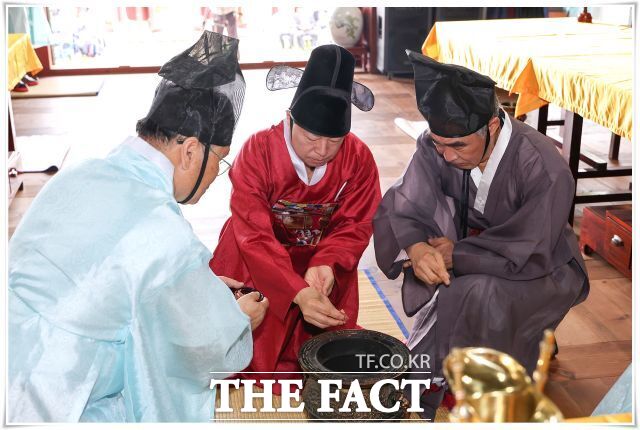 박성현 광양시장이 광양향교에서 취임 고유례를 봉행, 문화·예술·의료·교육 인프라를 갖춘 경제도시로 만들겠다는 각오를 다졌다. /광양시