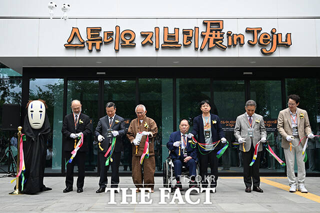 스즈키 토시오 프로듀서와 가수 성시경이 대담을 하고 있다.