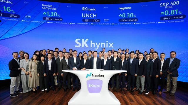 최태원 SK그룹 회장, 곽노정 SK하이닉스 CEO 등 주요 경영진이 마켓사이트 앞에서 기념 촬영을 하고 있다. 왼쪽 첫 줄 여덟 번째부터 최재원 SK스퀘어 수석부회장, 곽노정 SK하이닉스 CEO, 최태원 SK그룹 회장, 고승범 SK하이닉스 사외이사 겸 이사회 의장, 유정준 SK(주) 미주총괄 부회장. /SK하이닉스