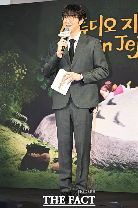 가수 성시경이 참석해 전시를 소개하고 있다.