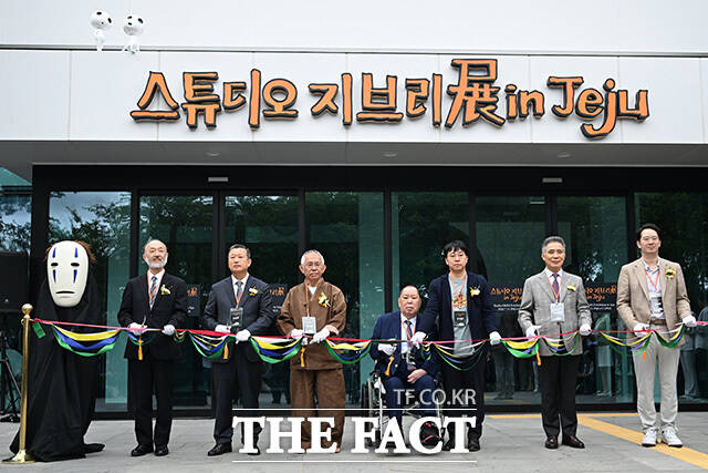 내빈들이 테이프 커팅식을 하고 있다.