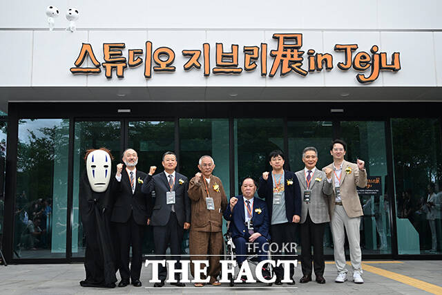 '스튜디오 지브리展 in Jeju'가 개막한 11일 오전 제주 동화마을 아트센터에서 열린 오픈 행사에 스즈키 토시오 스튜디오 지브리 프로듀서를 비롯한 내빈들이 참석해 기념사진을 찍고 있다. 왼쪽부터 애니메이션 '센과 치히로의 행방불명'의 등장 캐릭터, 가오나시와 이케다 주제주일본국총영사관 총영사, 강동화 제주동화마을 회장, 스즈키 토시오 스튜디오 지브리 프로듀서, 정욱 대원미디어 회장, 정동훈 대원미디어 대표, 곽영빈 대원방송 부회장, 강호준 대교 대표. /제주=송호영 기자