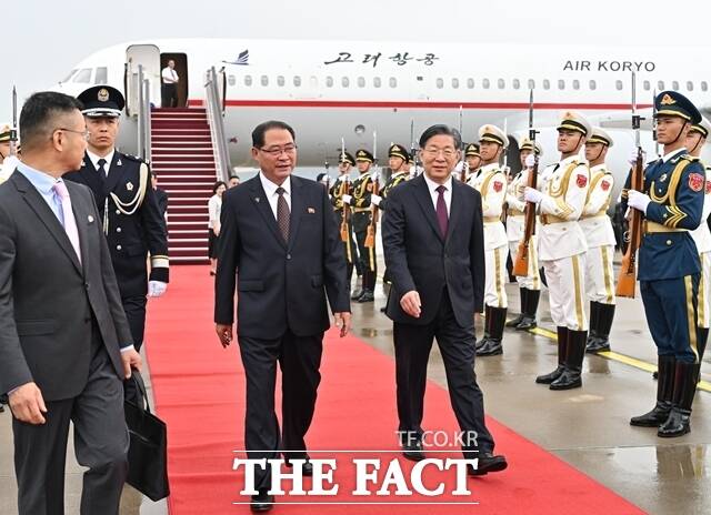 북중 조약 65주년 기념행사 참석차 대표단을 이끌고 중국을 방문 중인 박 총리(왼쪽)는 전날 베이징 인민대회당에서 시 주석과 만났다. 박 총리는 중국 권력 서열 3위인 자오러지 전국인민대표대회(전인대) 상무위원장도 만났다. 사진은 박 총리가 전날 베이징 서우두공항에 도착해 왕둥펑 전국인민정치협상회의(정협) 부주석의 영접을 받는 모습. /신화. 뉴시스