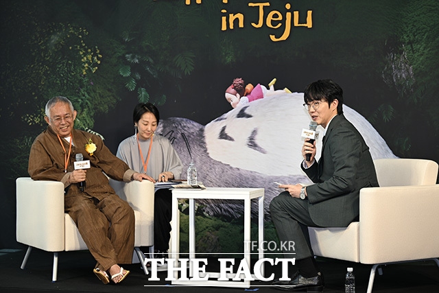 스즈키 토시오 프로듀서와 가수 성시경이 대담을 하고 있다.