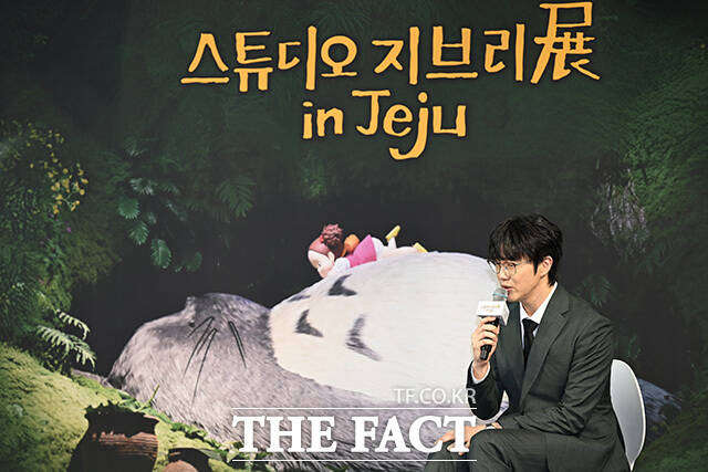 '스튜디오 지브리展 in Jeju'가 개막한 11일 오전 제주 동화마을 아트센터에서 열린 오픈 행사에 가수 성시경이 참석해 영화 '센과 치히로의 행방불명' 수록곡 '언제나 몇 번이라도'를 부르고 있다. /제주=송호영 기자