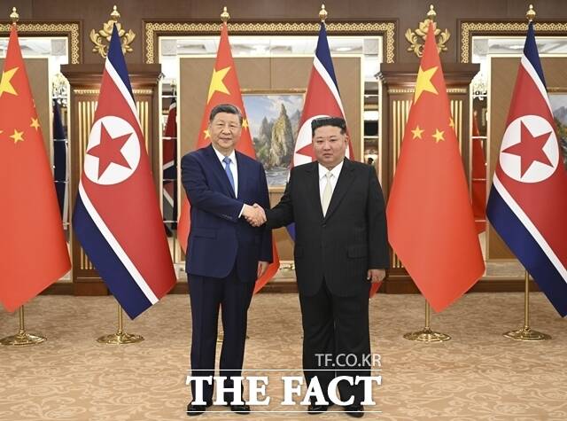 김정은 북한 국무위원장과 시진핑 중국 국가주석은 '북중 우호 조약 65주년'인 11일 축전을 교환하고 양국 관계를 전략적으로 발전시키자고 뜻을 모았다. 사진은 김 위원장과 시 주석이 지난달 8일 북한에서 정상회담을 갖는 모습. /AP. 뉴시스