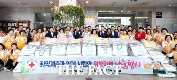 대한적십자봉사회 대전서구협의회가 10일 대전시 서구청 로비에서 여름 이불 200채를 취약계층을 위해 대전시 서구에 기탁했다. /대전시 서구