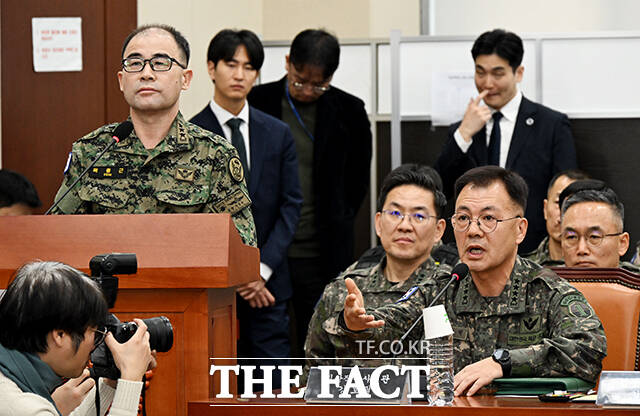 4성 장군 출신인 강호필 전 육군 지상작전사령관(오른쪽)의 내란 가담 혐의 구속 심사가 13일 열린다./더팩트 DB