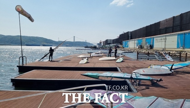 울산시 남구청이 지난 2014년 태화강 변에 21억 원을 들여 건립한 대규모 수상레저계류장. 이곳은 윈드서핑 장비보관소, 수상계류시설, 샤워실 등을 갖춘 인프라 덕분에 최근 전국적인 윈드서핑 메카로 자리 잡았다. /윈드헌트클럽