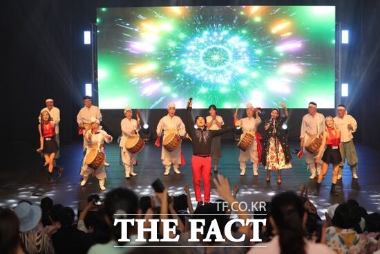 경기도가 지난 11일 경기 화성시에서 개최한 '제3회 북한이탈주민의 날 기념행사'에서 축하 공연 무대를 본 관객들이 다 함께 환호하고 있다. /경기도