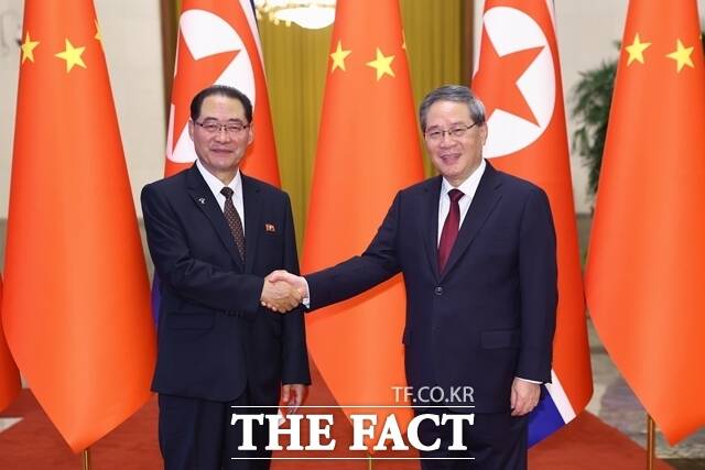 12일 북한 노동당 기관지 노동신문은 박태성 내각총리(왼쪽)가 북중 오후 조약 65주년 체결일인 전날 베이징 인민대회당에서 리창 중국 국무원 총리를 만났다고 보도했다. 사진은 박 총리와 리 총리가 회담에 앞서 기념 촬영을 한 모습. /뉴시스