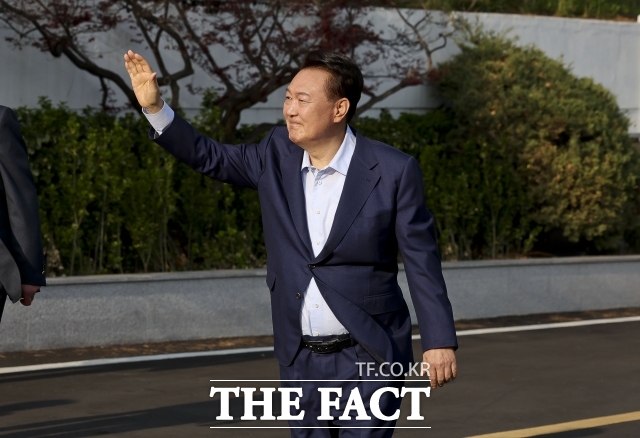 명태균 씨에게 무상 여론조사를 제공받은 혐의로 재판에 넘겨진 윤석열 전 대통령의 1심 선고공판이 13일 열린다./더팩트 DB